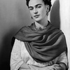 Logo Frida Kahlo, el mundo en un cama por Eugenia Gomez