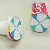 Logo ¿POR QUÉ NO SE MEZCLAN LAS LÍNEAS DE COLORES DE LA PASTA DENTAL? 
