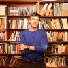 Logo Sophía Gómez dialoga con Enzo Maqueira sobre su libro de cuentos Una locura discreta