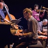 Logo El pianista y compositor Roger Helou presenta "Raro" en Viento a favor