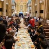 Logo CarlosTato Aguiar, sacerdote- El Obispo García Cuerva dio de comer a los pobres en la catedral 