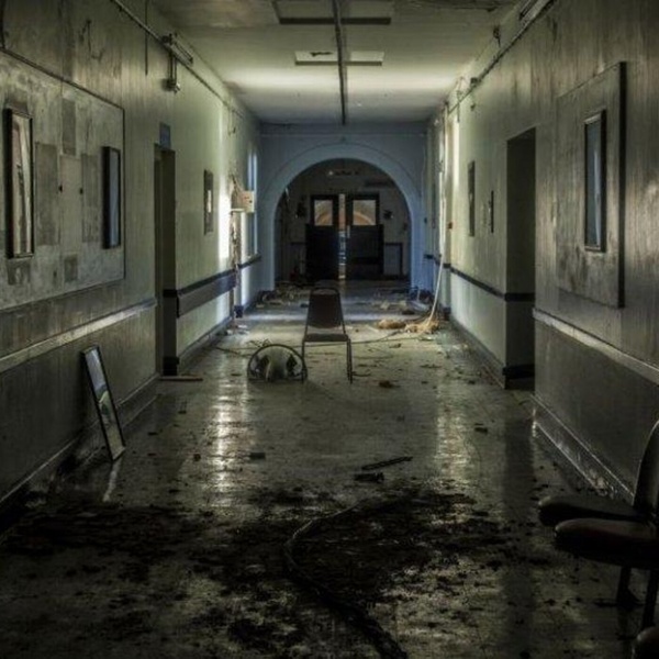 pasillo de manicomio abandonado